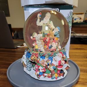 Kirkland Signature VTG Musical Water Globe Revolving Base Christmas Santa Toys.
